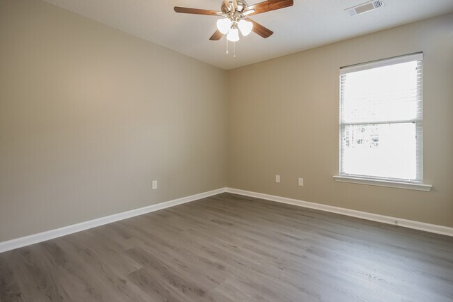 Building Photo - 910 James Madison Dr