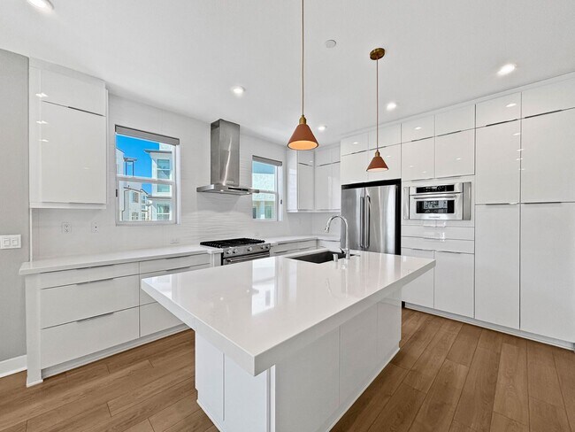 Building Photo - Stunning 3BD/2.5BA Townhouse in Mission Va...