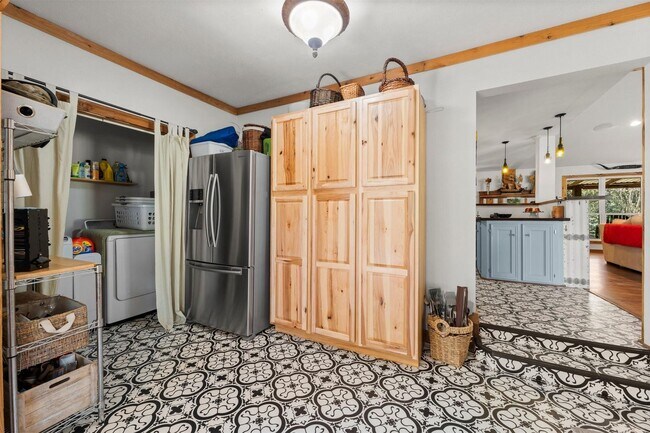 Building Photo - Country Living Rental on 26+ Acres!