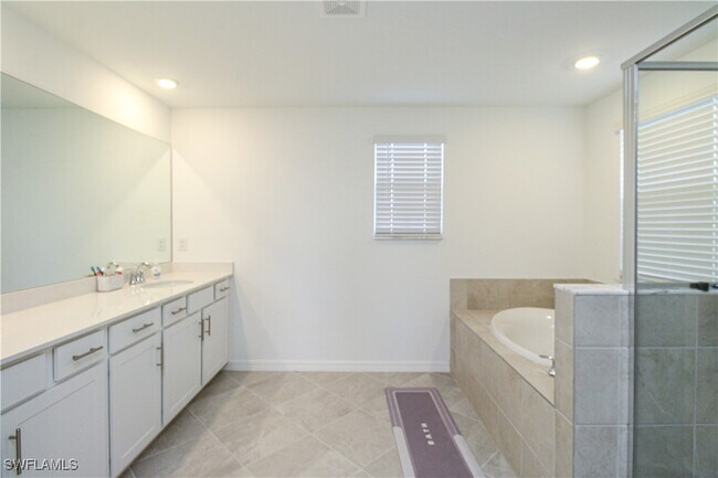 Building Photo - 2213 Avocado Ln