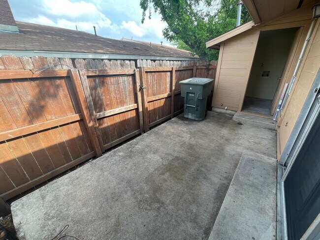 Building Photo - 2206 Silverway Dr