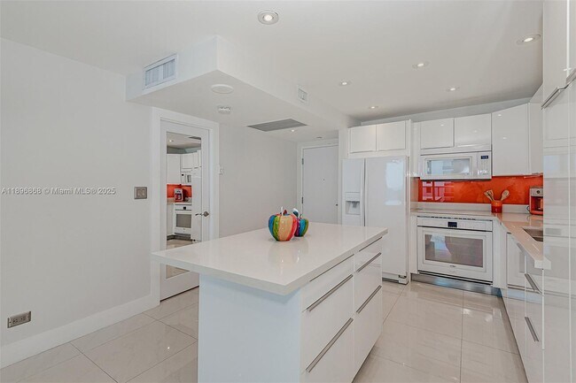Building Photo - 2301 Collins Ave
