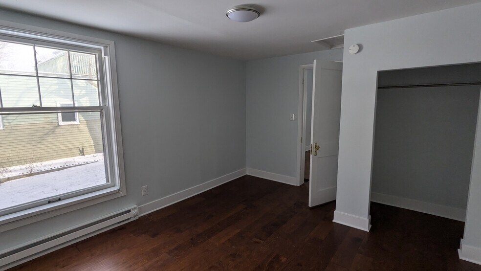 Building Photo - 322 W Maple St