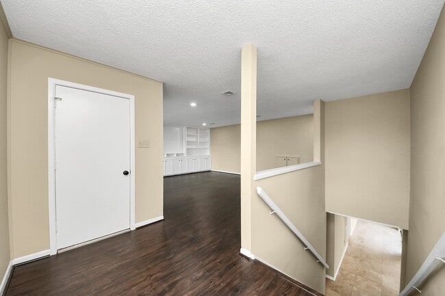 Building Photo - 5 Tiffany Square