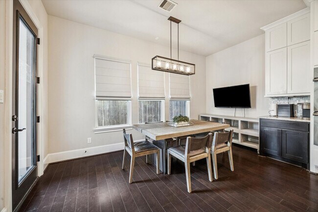 Building Photo - 618 Pink Azalea Trail