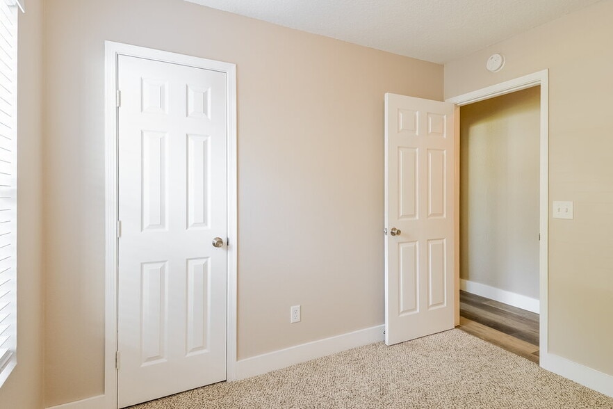 Building Photo - 12791 Serenade Cir N