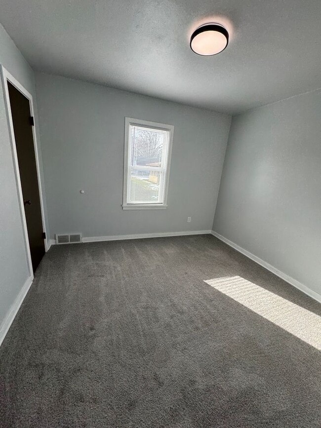 Building Photo - Beautiful 3 Bedroom 1 Bath Ranch Style Sin...