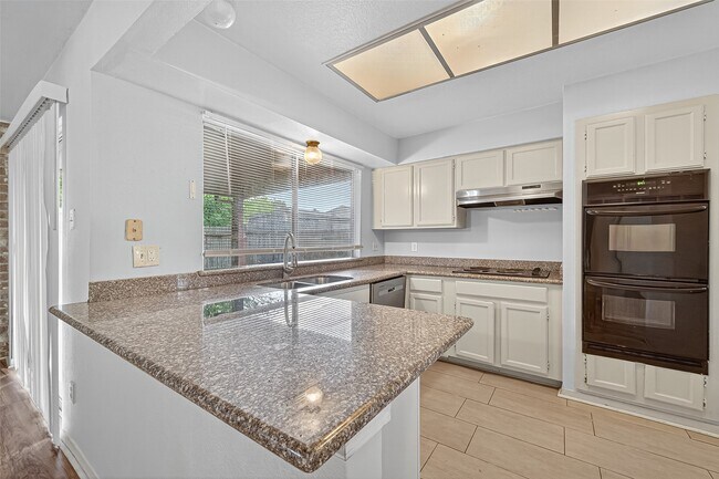 Building Photo - 3906 Glen Cove Cir