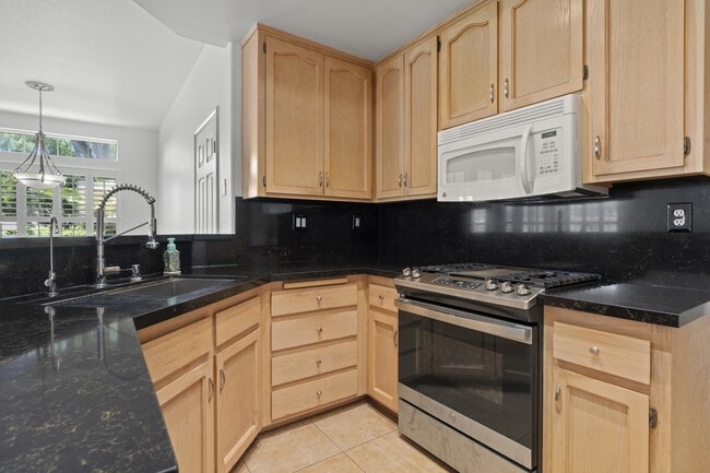 Building Photo - 12650 Springbrook Dr