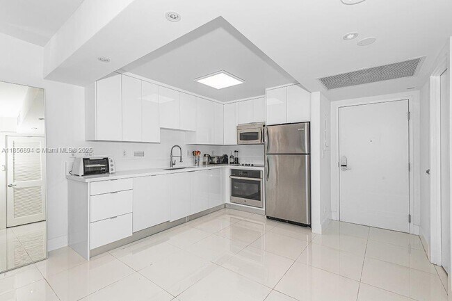 Building Photo - 2301 Collins Ave