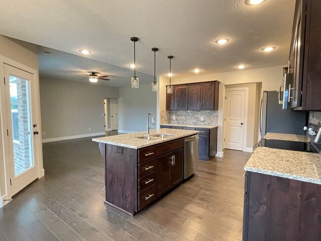 Building Photo - brand new 4/2 home