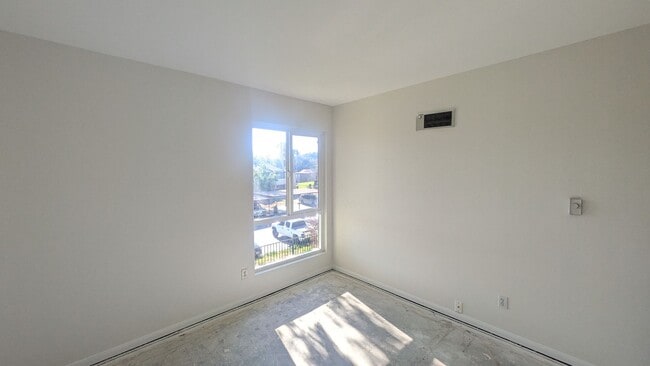 Building Photo - Refreshed condo in Gated Community