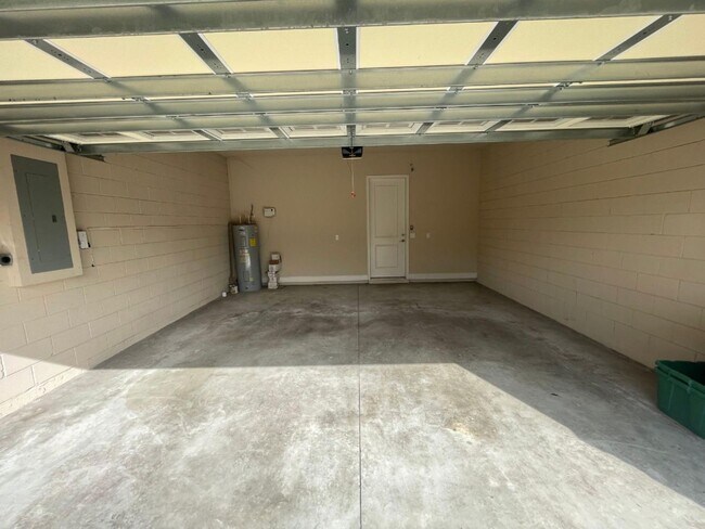 Building Photo - Beautiful 3 Bedroom 3 Bathroom home in Pla...