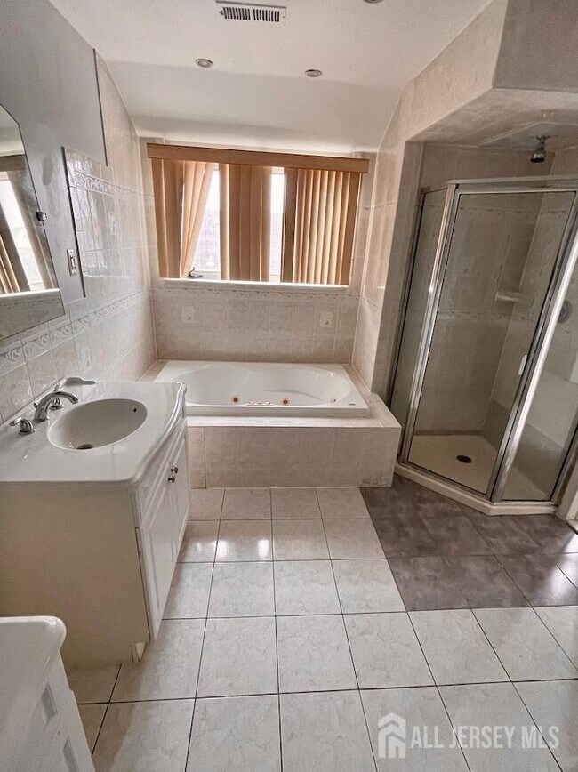 Building Photo - 410 Johnstone St