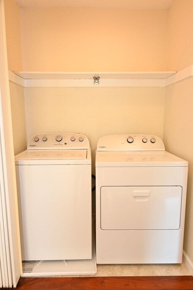 Building Photo - Nicely upated 2 Story Townhouse at Mansion Park with 2 Master Suites.