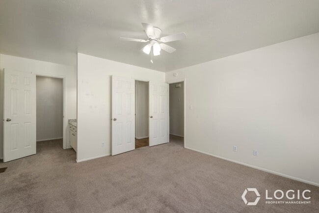 Building Photo - End Unit Townhome!