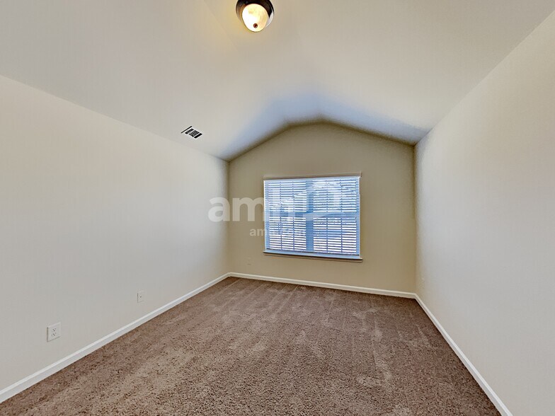 Building Photo - 185 Rosemoore Dr