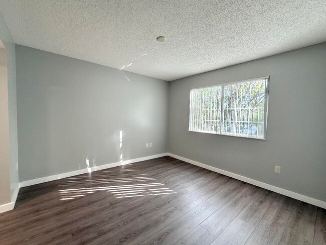 Building Photo - 1100 Crestwood Ct S