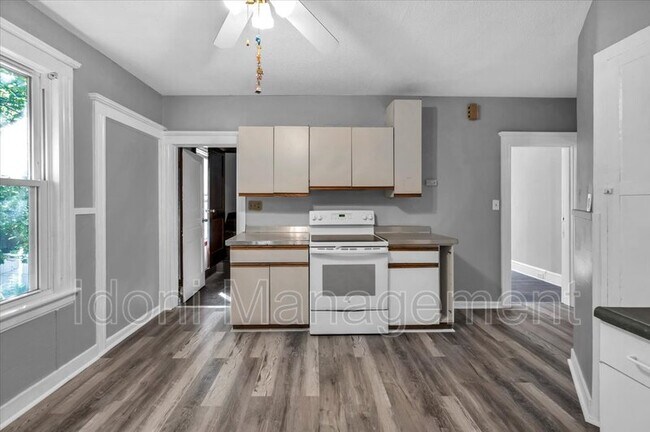 Building Photo - 694 Main St