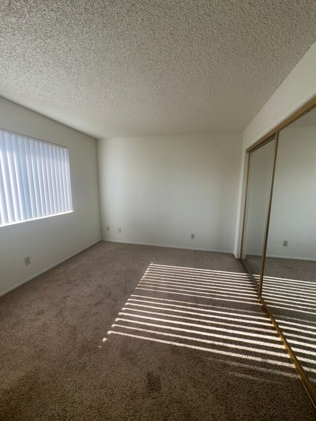 Building Photo - Cute 2 Bedroom