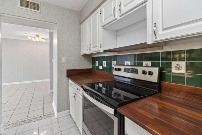 Building Photo - Stunning Condo With Exclusive Bay Views!