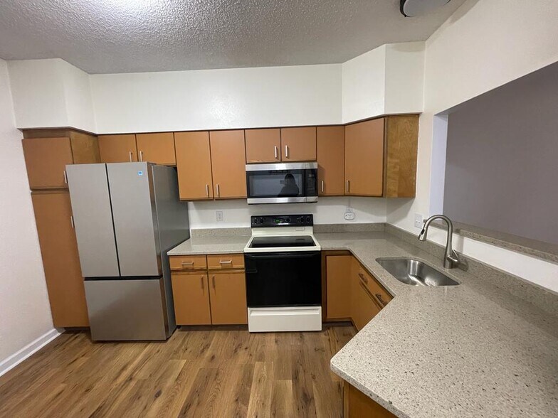 Building Photo - 4803 Foxwood Dr S