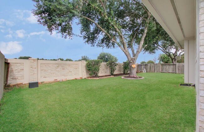 Building Photo - 2311 Meadow Briar Dr