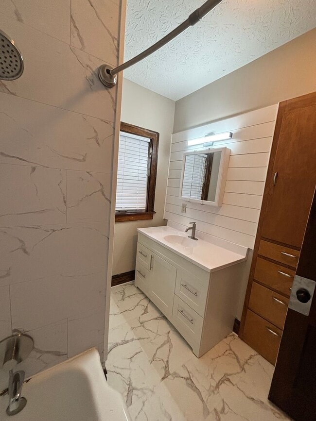 Building Photo - 361 E Northwood Ave