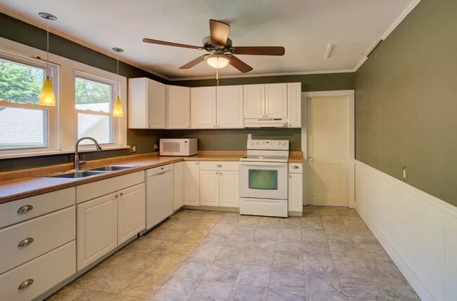 Building Photo - 227 Sherman CT