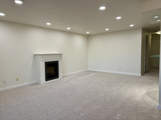 Spacious living room - 701 122nd Ave NE