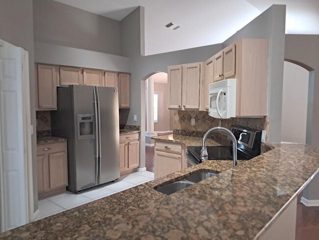 Building Photo - 242 SW Amesbury Ave