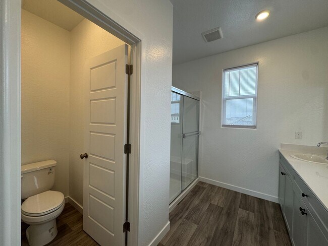 Building Photo - 997 Pioneer Dr W