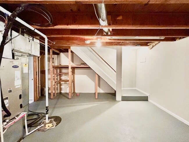 Building Photo - Spacious and bright 3BR/2.5BA townhouse with enclosed back patio