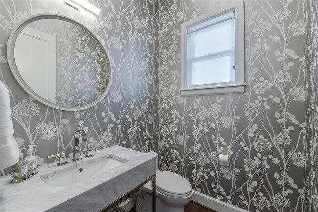 Building Photo - 418 NE 2nd St