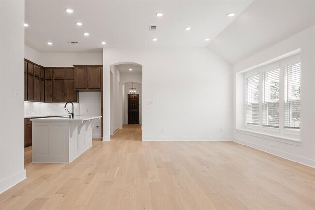 Building Photo - 128 Fox Run