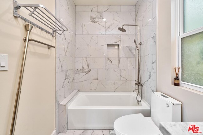 Building Photo - 823 Lorraine Blvd