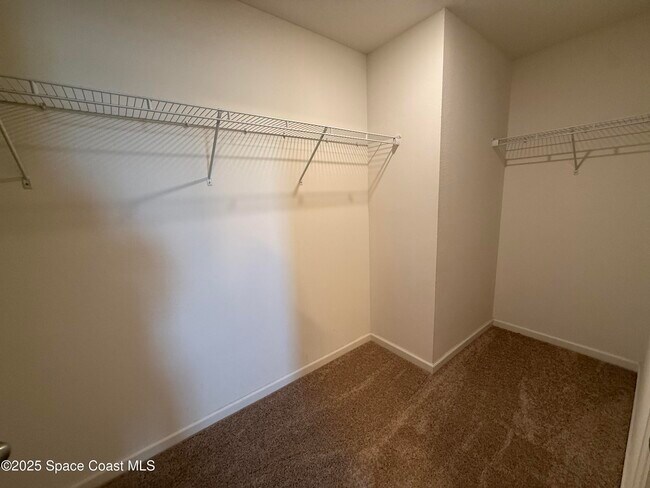 Building Photo - 137 Sutherland Dr SW