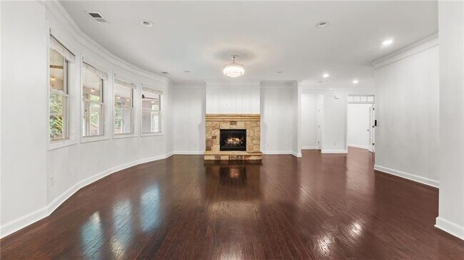 Building Photo - 2040 Bloomfield Ct