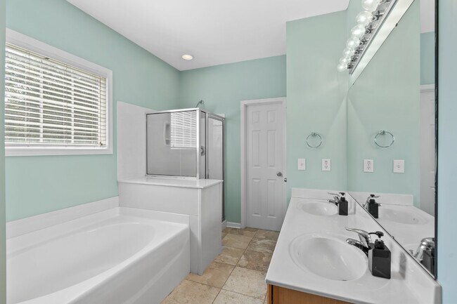 Building Photo - Gorgeous 4 Bedroom Home with Spacious Layo...