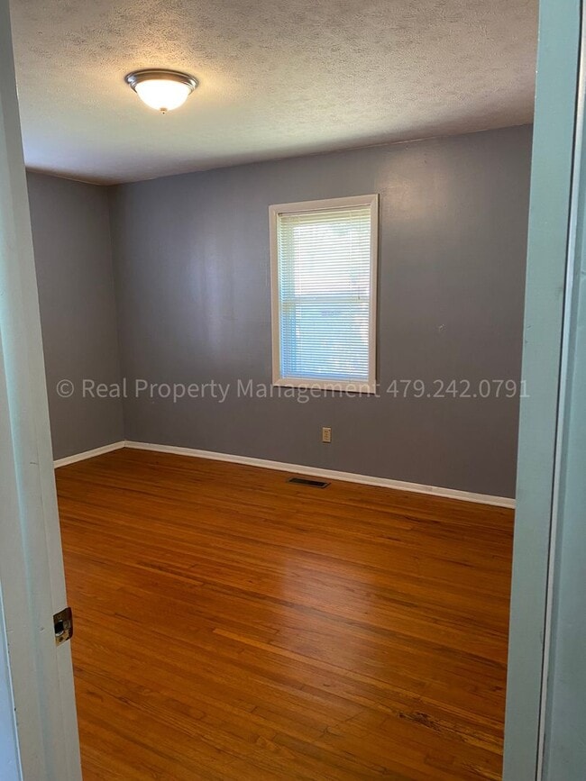 Building Photo - 1901 S 72nd St