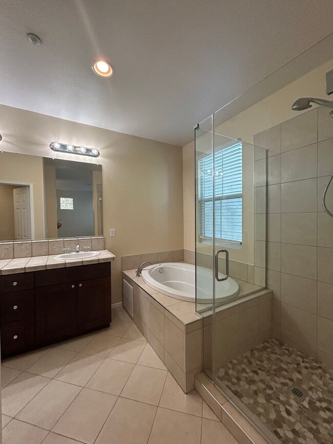 Building Photo - Move in special !!! $1000 off first month rent on approved credit with a 1 year lease.