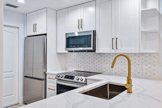 Building Photo - 130 Day Lily Dr