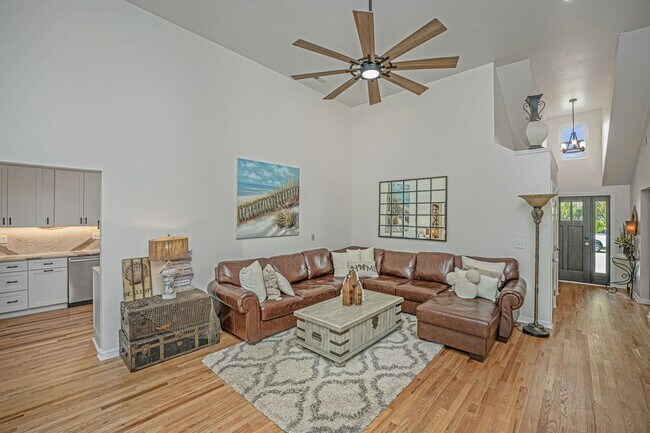 Building Photo - Gorgeous 4 BR/2BA Marshfront Home With Cre...