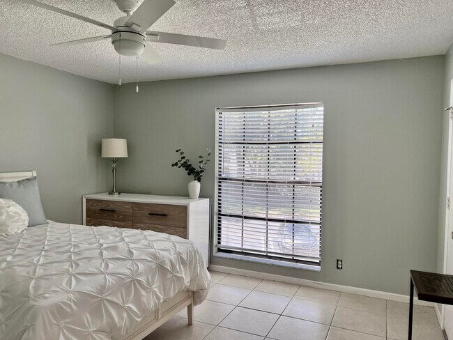 Building Photo - 3211 Jog Park Dr