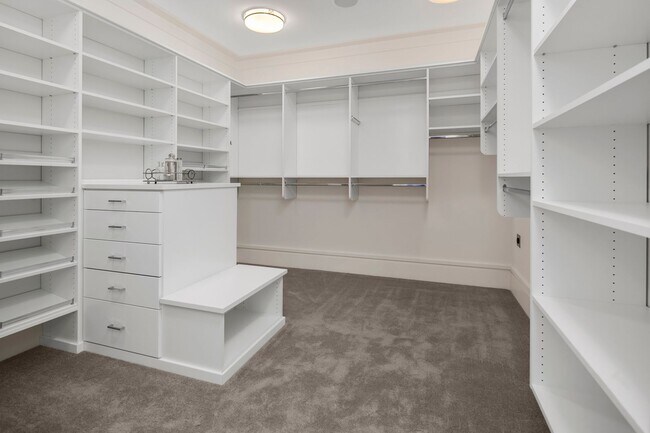Building Photo - 6Bd/6.5Ba Clyde Hill House