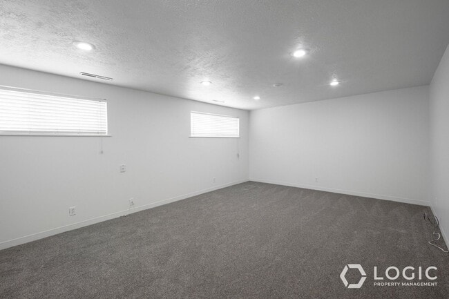 Building Photo - 1911 Cecelia Cir