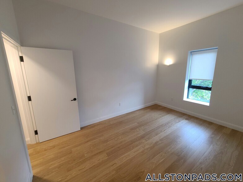 Building Photo - 83 Gardner St