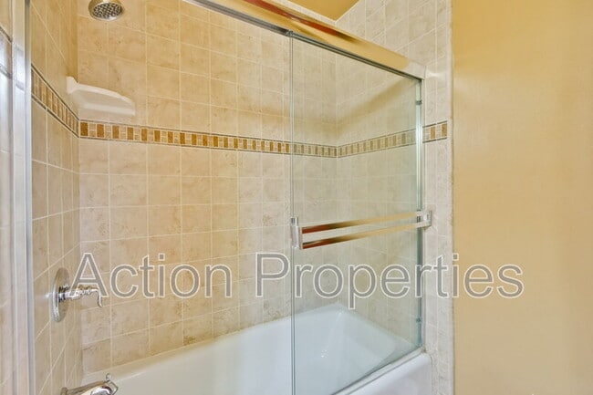 Building Photo - 649 Hollingsworth Dr