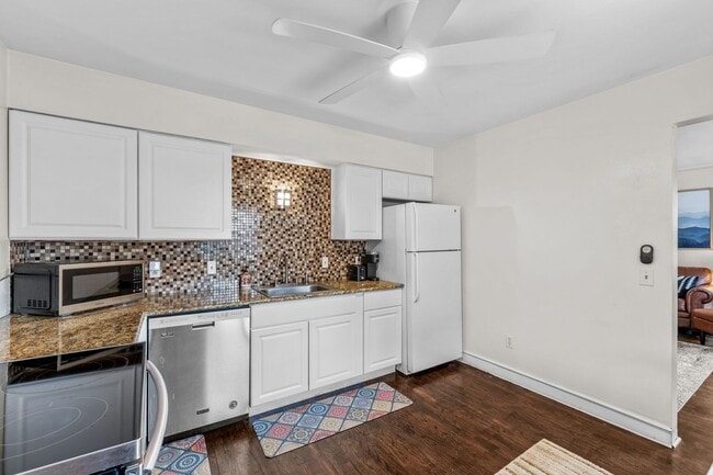 Building Photo - Gorgeous Furnished Two Bedroom in Sloans L...