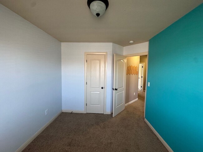 Building Photo - Charming 3 bed 2.5 bath townhome